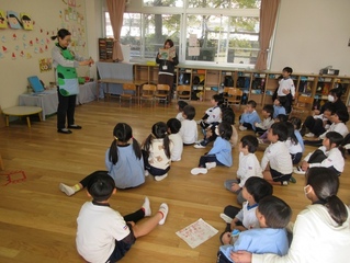 お話を見ている子どもたちの写真