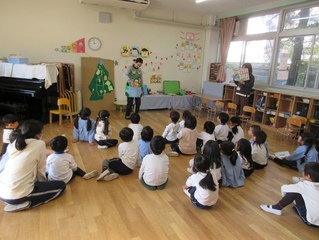 お話を見ている子どもたちの写真