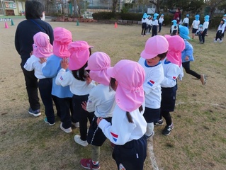 マラソンに参加している子どもたちの写真