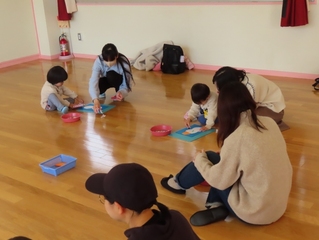 遊んでいるひよこ組の写真
