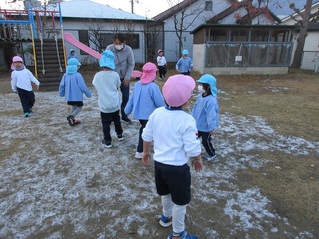 園庭で遊んでいる子どもたちの写真