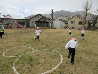園庭で遊んでいる子どもたちの写真