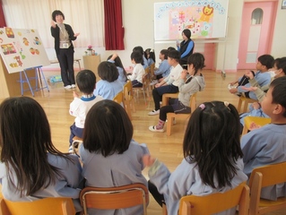 誕生会に参加している子どもたちの写真
