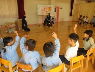 誕生会に参加している子どもたちの写真