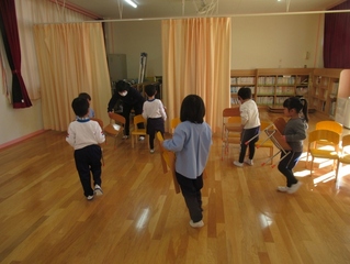 誕生会に参加している子どもたちの写真