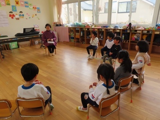 歌って遊ぼうに参加している子どもたちの写真