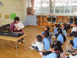 歌って遊ぼうに参加している子どもたちの写真