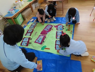 絵を描いている子どもたちの写真