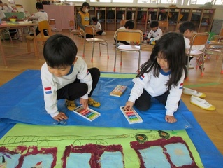 絵を描いている子どもたちの写真