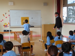 囲碁で遊んでいる子どもたちの写真