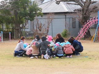 避難訓練に参加している子どもたちの写真