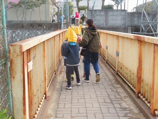 避難訓練に参加している子どもたちの写真