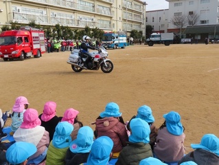 避難訓練に参加している子どもたちの写真