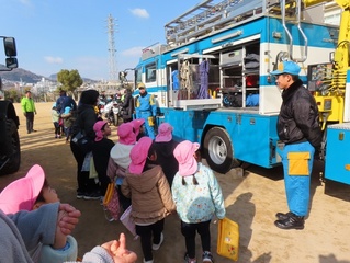 避難訓練に参加している子どもたちの写真