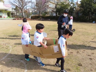 お話ごっこをしている子どもたちの写真