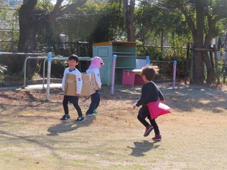 お話ごっこをしている子どもたちの写真