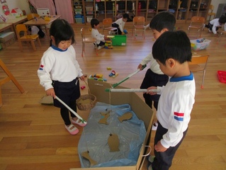 お話ごっこをしている子どもたちの写真