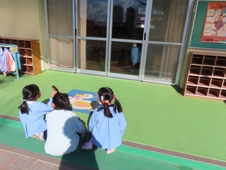 お話ごっこをしている子どもたちの写真