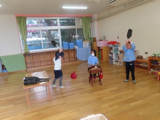 お話ごっこをしている子どもたちの写真