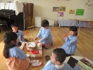 お話ごっこをしている子どもたちの写真