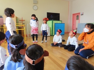 お話ごっこをしている子どもたちの写真
