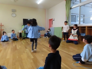 お話ごっこをしている子どもたちの写真
