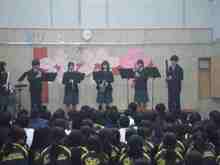 演奏する写真