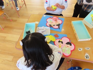 おひなさまを作っている子どもたちの写真