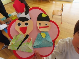 子どもたちが作ったおひなさまの写真