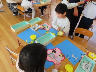 おひなさまを作っている子どもたちの写真