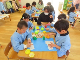 おひなさまを作っている子どもたちの写真