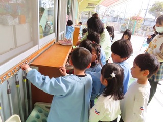 掃除をしている子どもたちの写真