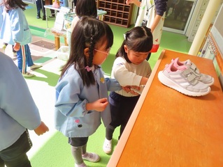 掃除をしている子どもたちの写真