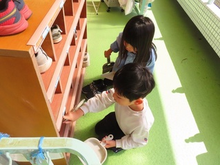 掃除をしている子どもたちの写真