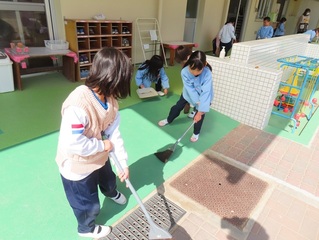 掃除をしている子どもたちの写真