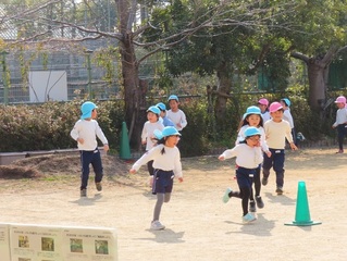 マラソンをしている子どもたちの写真
