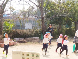 マラソンをしている子どもたちの写真