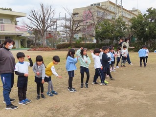 豆まきをしている子どもたちの写真