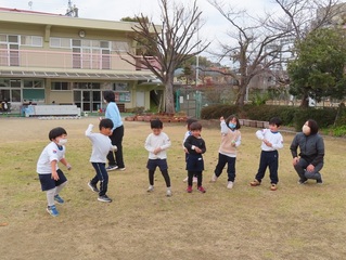 豆まきをしている子どもたちの写真