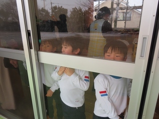 雪を見ている子どもたちの写真