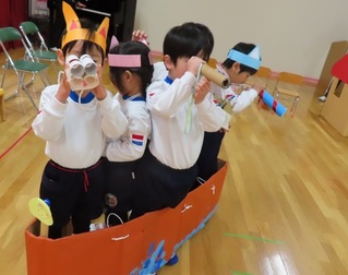 お話ごっこをしている子どもたちの写真