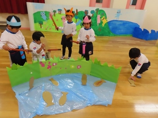 お話ごっこをしている子どもたちの写真