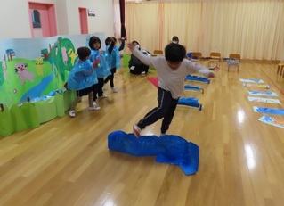 お話ごっこをしている子どもたちの写真