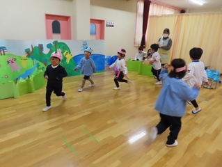 お話ごっこをしている子どもたちの写真