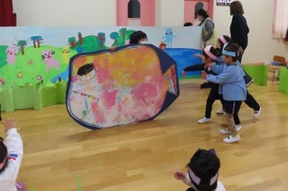 お話ごっこをしている子どもたちの写真