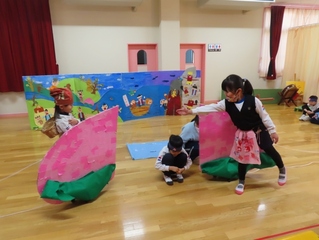 お話ごっこをしている子どもたちの写真