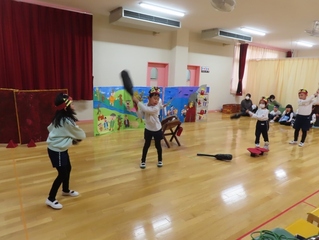 お話ごっこをしている子どもたちの写真