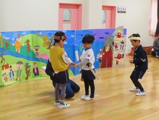 お話ごっこをしている子どもたちの写真