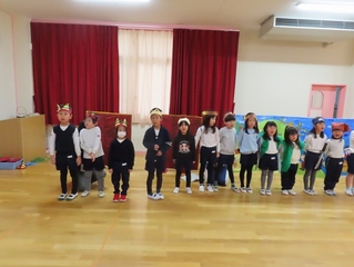 お話ごっこをしている子どもたちの写真