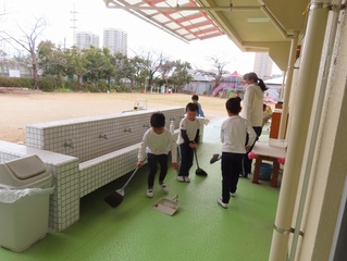 掃除をしている子どもたちの写真